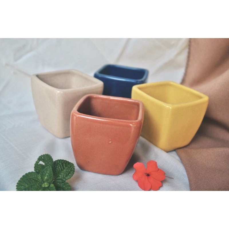 Shakira Pot Bunga Mini Keramik