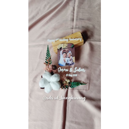 Akrilik custom+bunga kering+lampu kado wisuda ulang tahun valentines