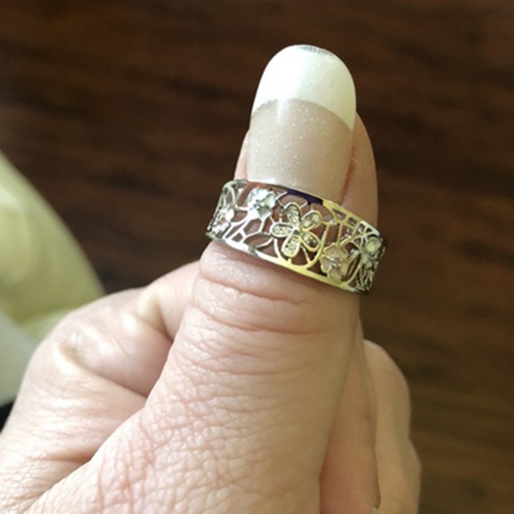 Hu Hu Hu Hu Hu Alat Bantu Pasang Kacamata♡ Cincin Pernikahan Desain Bunga Hollow Hias Berlian Imitasi Untuk Wanita