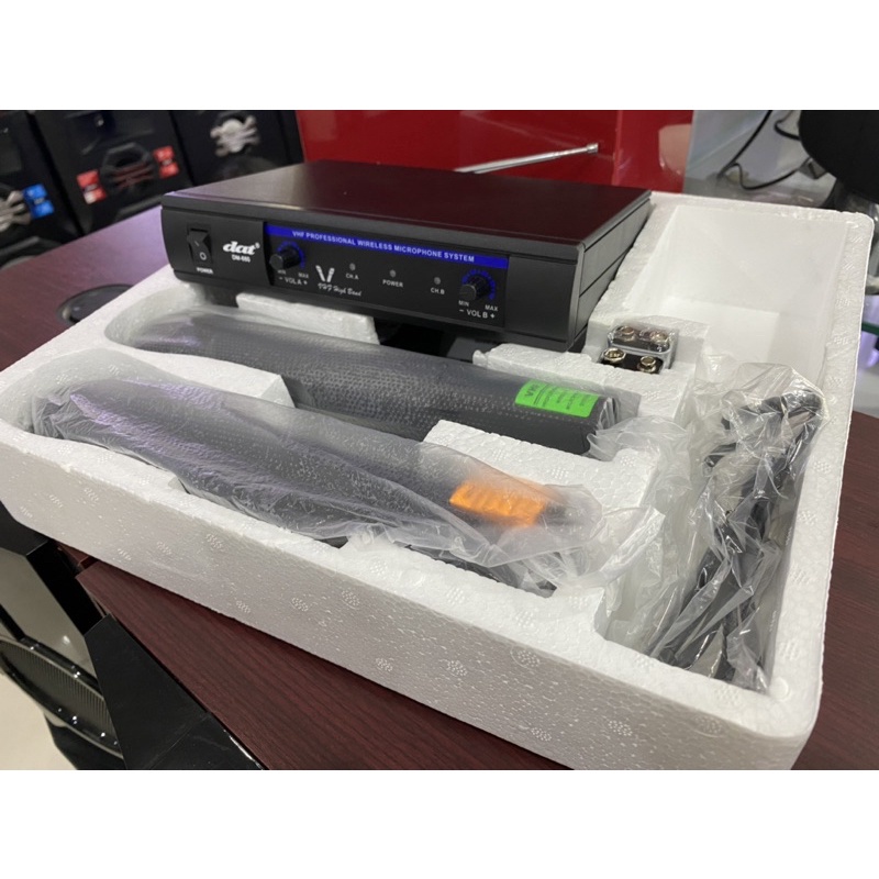 DAT DM-660 / DM660 Professional Wireless Microphone / Wireless Mic