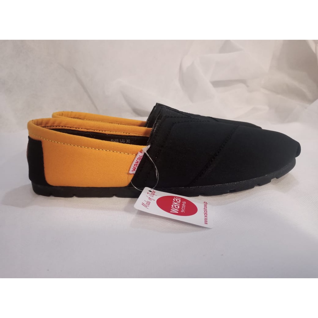 sepatu wakai slip on hitam kuning unisex size 36-43