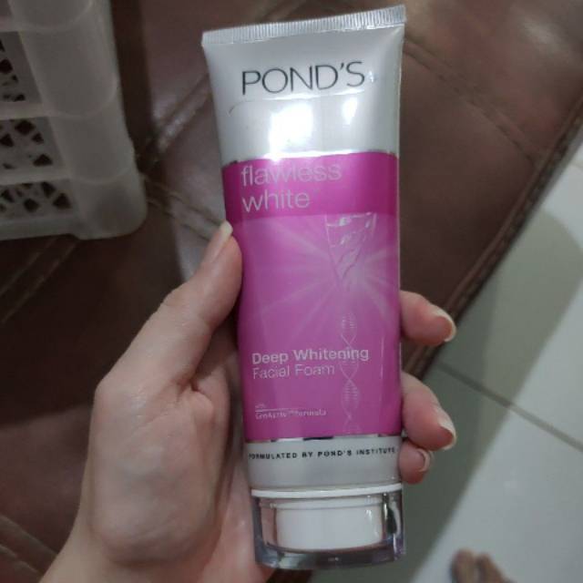 Ponds Flawless White Facial Foam