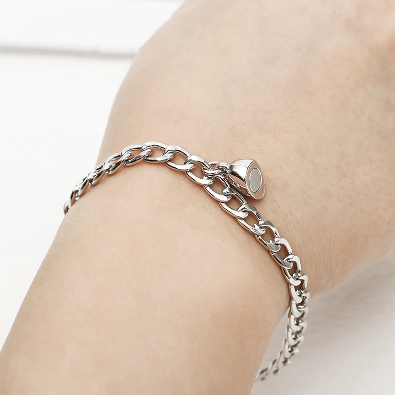 1 Pasang Gelang Rantai Magnet Bentuk Hati Bahan Alloy Gaya Vintage Untuk Pasangan