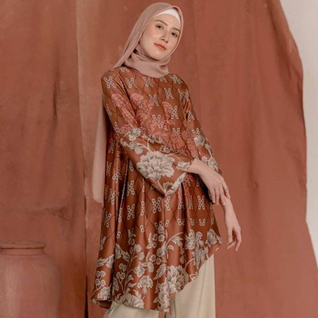 Flores Tunik Clay S wearing klamby