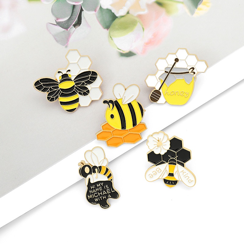 Set Bros Pin Enamel Bentuk Kartun Lebah Kuning Untuk Dekorasi Pakaian Wanita