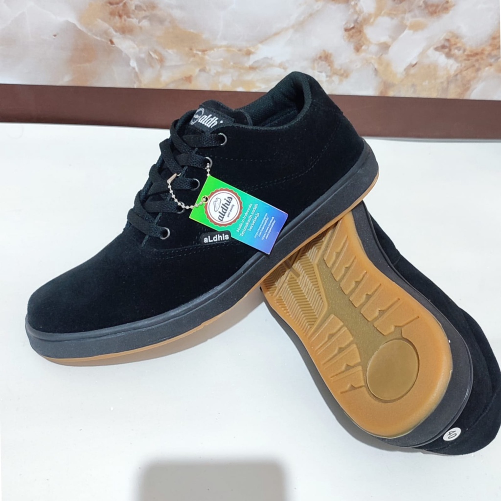 Sepatu Hitam Polos Pria Sneakers Cowok Original Kets Casual Keren Buat Sekolah Kerja Aldhis SR12