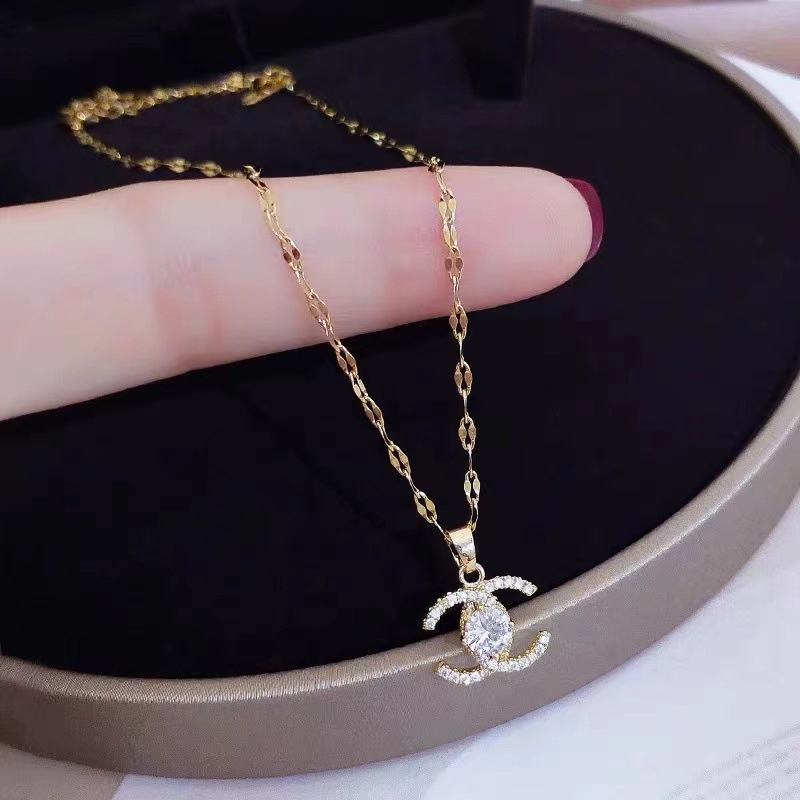 COD❤️Kalung Titanium Wanita Anti karat Lapis Emas 18k Berlian Perhiasan Baja Ganda C Huruf Kalung Berlian Sederhana Serbaguna Rantai Klavikula Indah-A.one