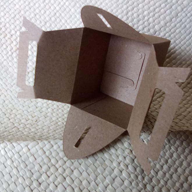 

Februari Maniss Tas Gable Box Mini Bahan Kertas Brownkraft 280Gr,Ukuran 6 X 7 X 9 Cm Kode 612
