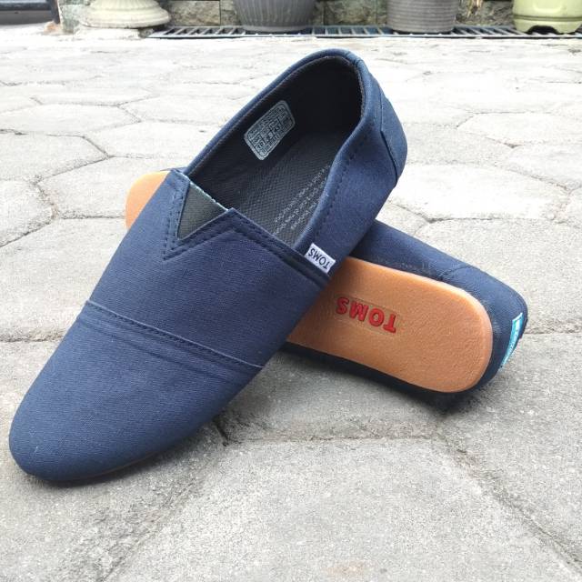 Sepatu toms pria