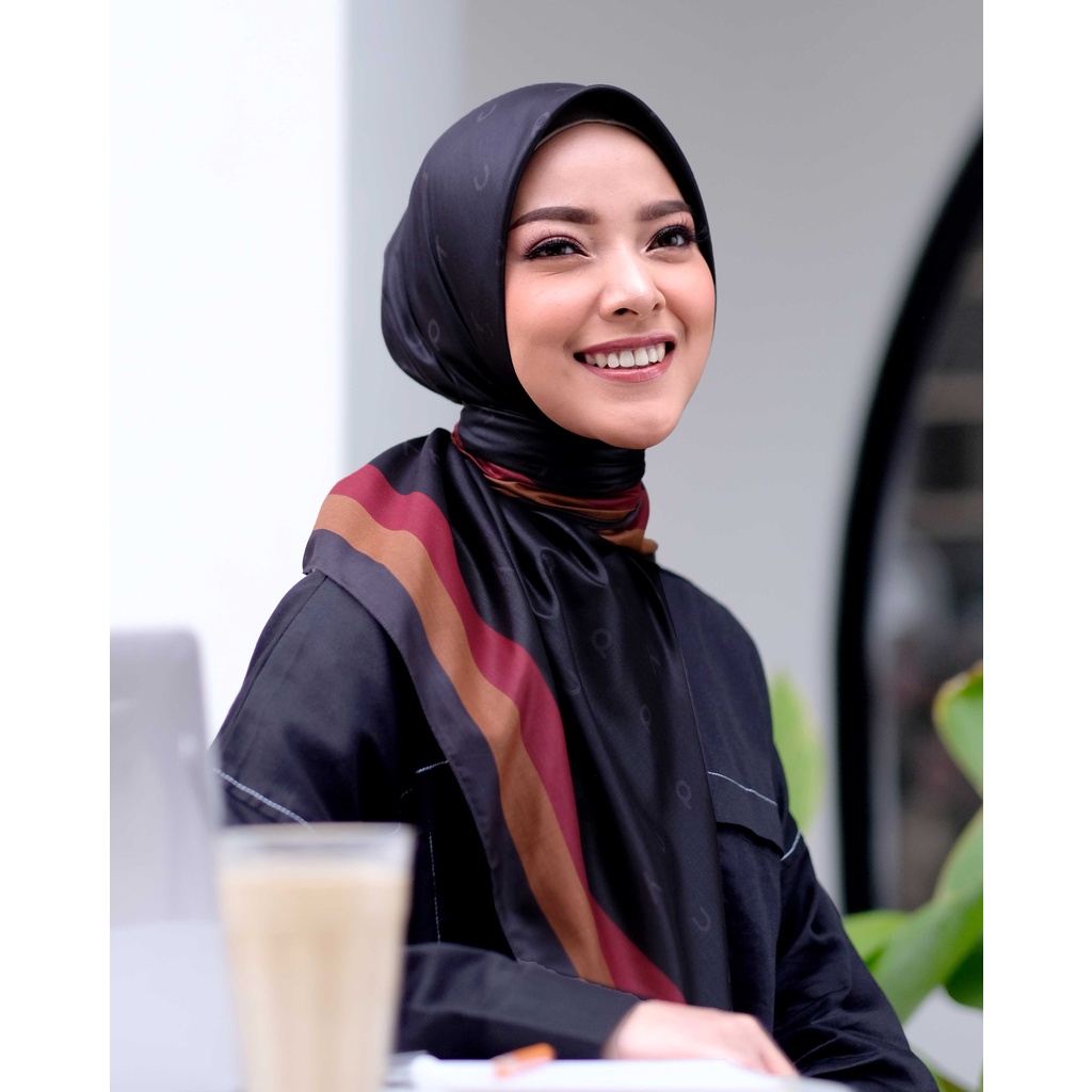 HIJAB DEENAY TERBARU MOTIF SIMI ORIGINAL-BLACK/HITAM-VOAL ULTRAFINE GLOSSY-115X115 CM-JILBAB WANITA 
