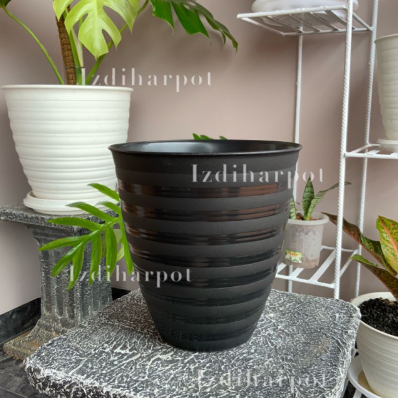 Pot bunga tanaman tawon hitam tinggi 21cm - TP121B