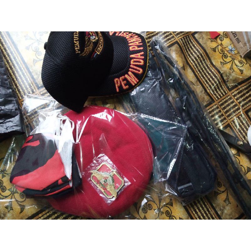 aktribut pemuda Pancasila,kopel dahrim baret merah