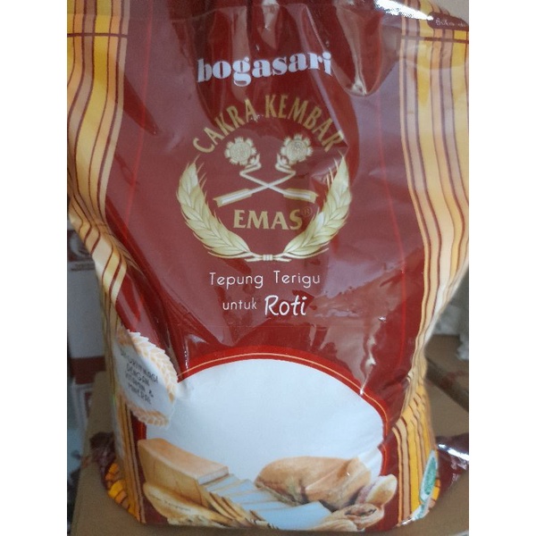 

Tepung Terigu cakra kembar emas 5 kg