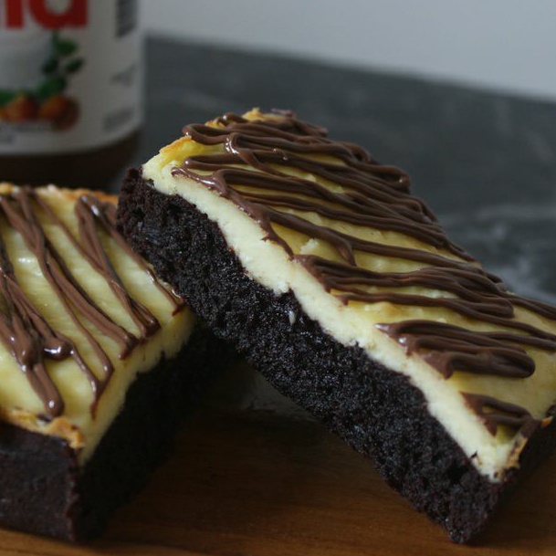 

CHEESECAKE BROWNIES