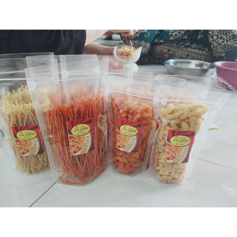 

camilan pedas, mie lidi super dowerr