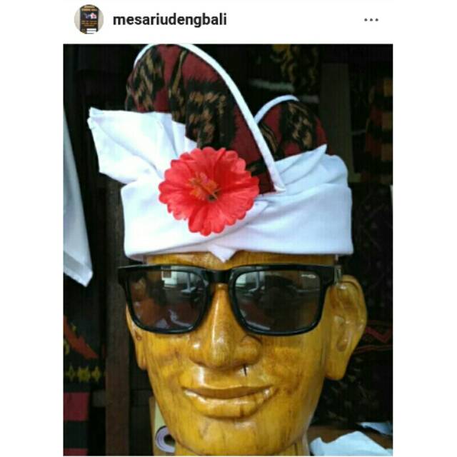 Udeng putih tepi endek cakra