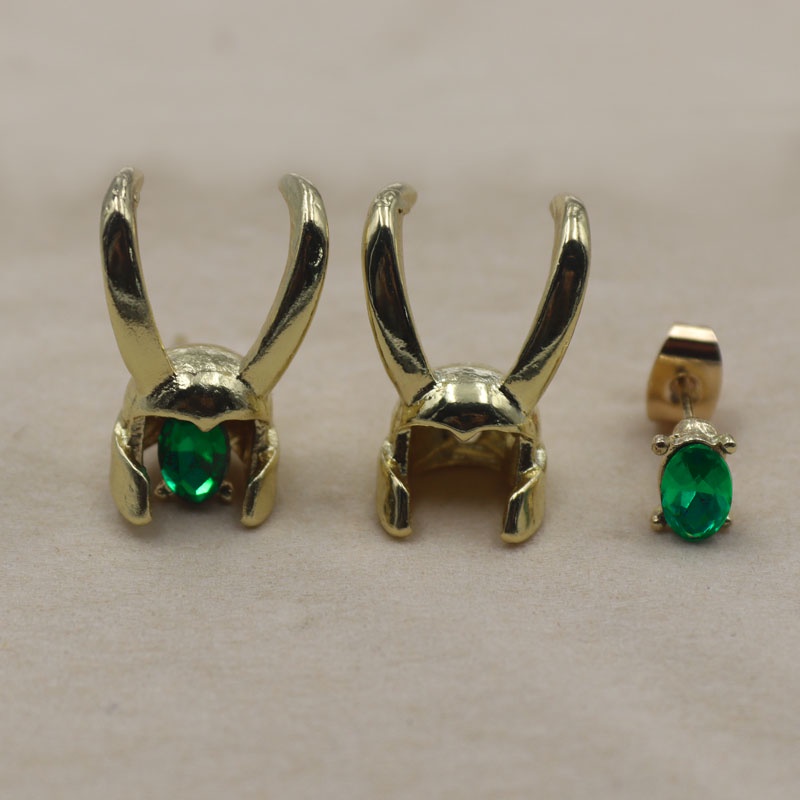 Anting Stud Desain Helm Loki Kristal Hijau Emas Gaya Elegan Untuk Pria Dan Wanita