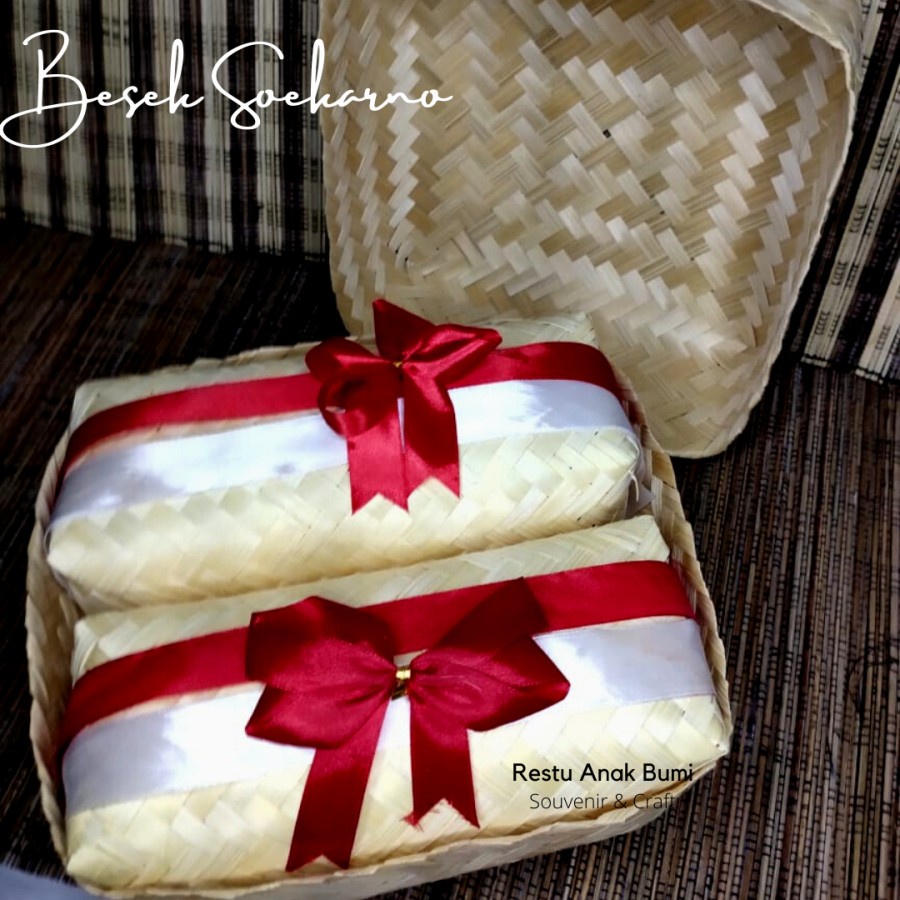 

besek wadah Quality premium besek pita bendera merah putih produk sudah terpasang seperti di foto