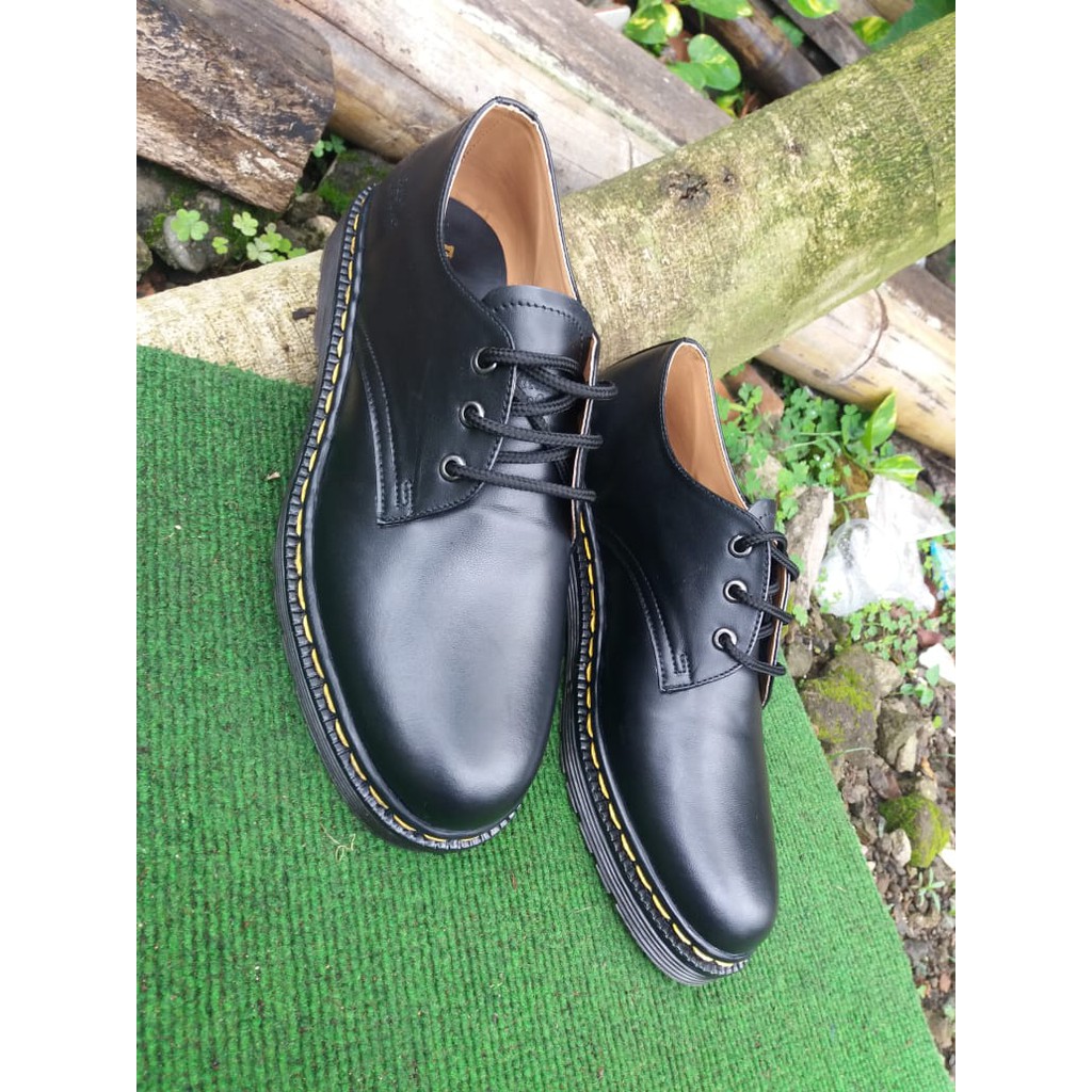 Sepatu docmart 3 hole cowo