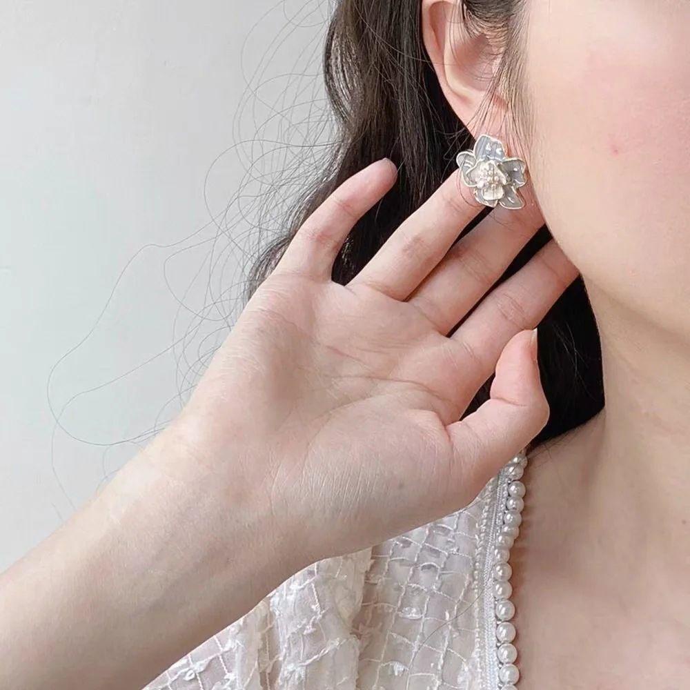 Needway Wanita Anting Ms Hadiah Ulang Tahun Fashion Mutiara Tiga Dimensi Bunga Glasir Klip Anting