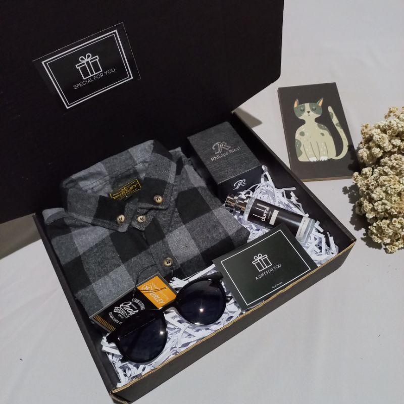 

[FLANEL D] HAMPERS PREMIUM KEMEJA FLANEL GIFT BOX COWOK BALCK SERIES HADIAH ULANG TAHUN KADO WISUDA