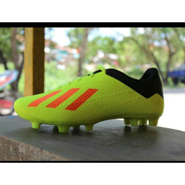 Sepatu adidas X sepatu sepakbola futsal