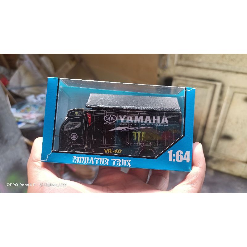 Miniatur Truk Gambar Yamaha Valentino Rossi