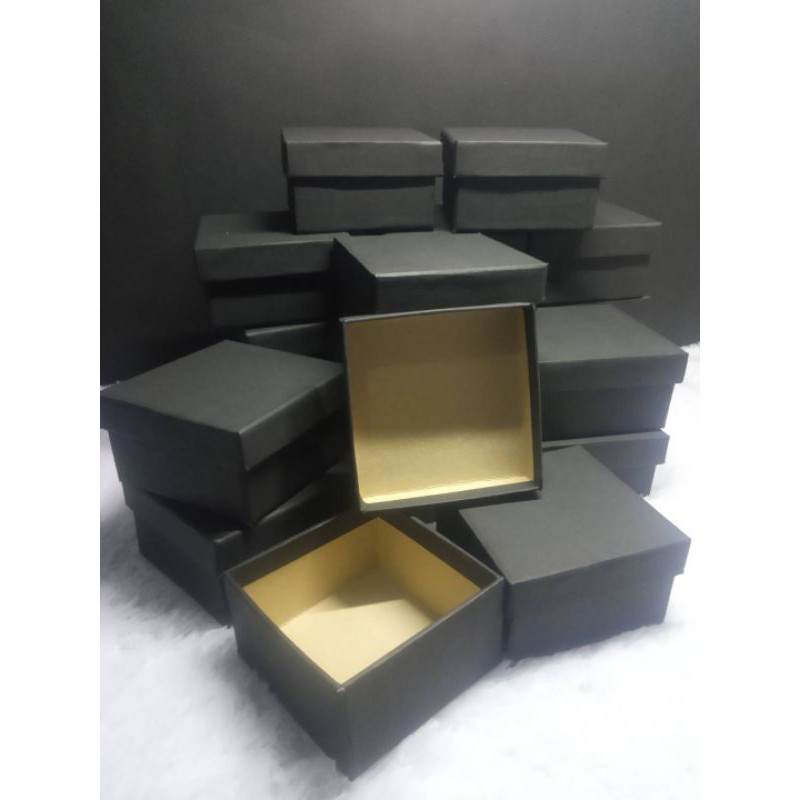 

kotak kado 10x10x5 cm tanpa pita