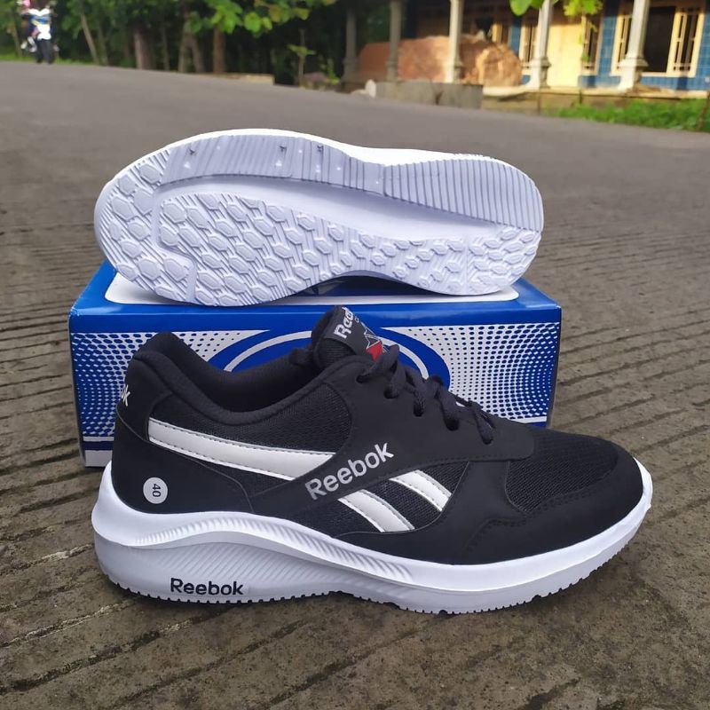 sepatu Reebok hitam size 41