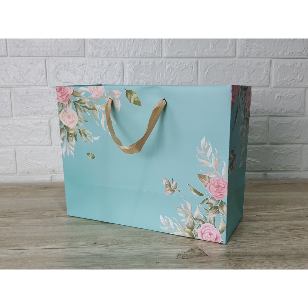 

Paper Bag Tas Kertas Elegant Motif Bunga Laminasi Doff Tali Pita Uk. 32,5 x 24 x 12 cm per pack isi 10 pcs