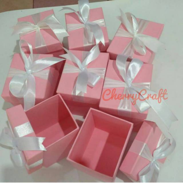 

Kotak Kado Pinky plus pita 10x10x10 cm