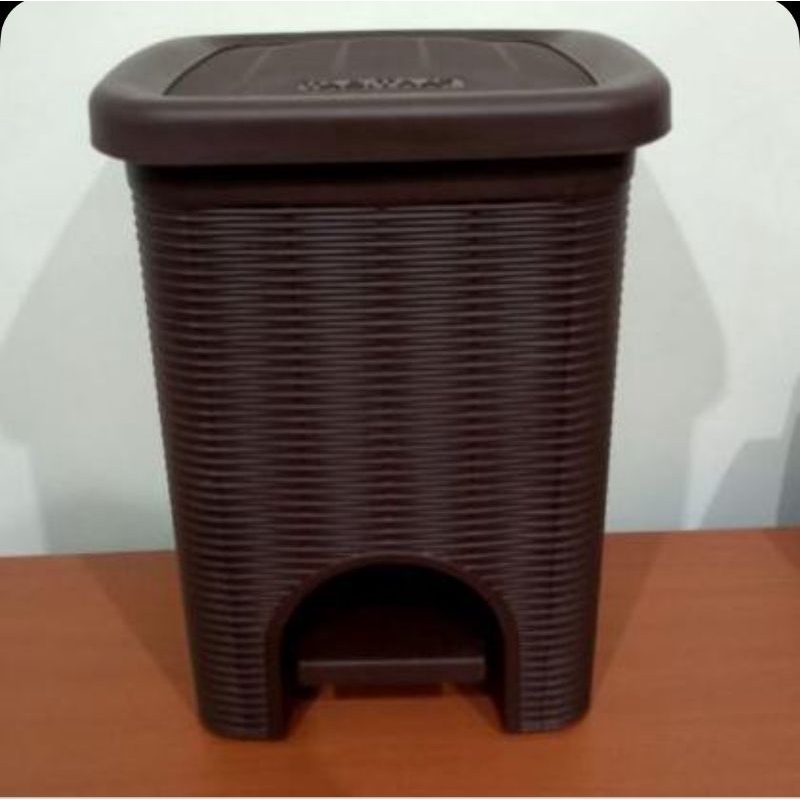 Tempat Sampah Injak Rotan Plastik/ Tempat Sampah Injak Anyam Tabita