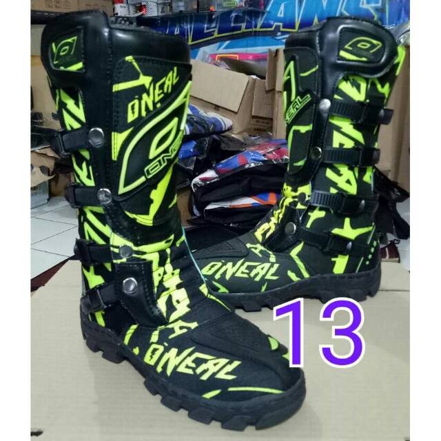 Sepatu cross trail #13 print motif