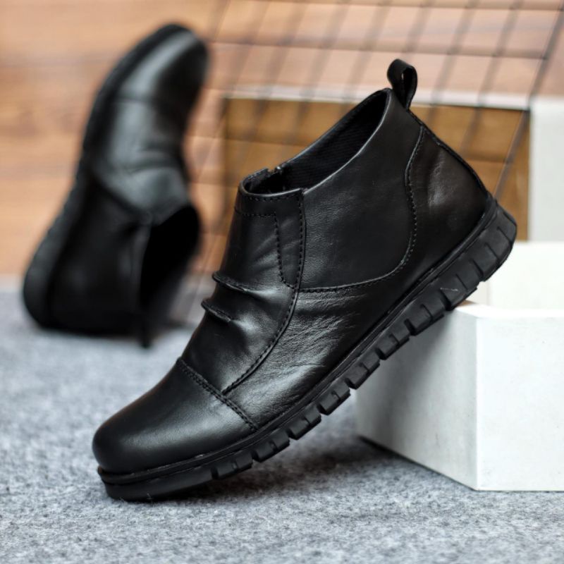 Carrybeus Sepatu Boots Pria Casual Formal Resleting Hitam Kulit Asli Santai Kerja Touring Biker