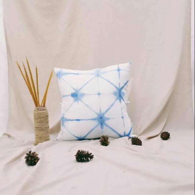 Sarung bantal shibori - aksara series