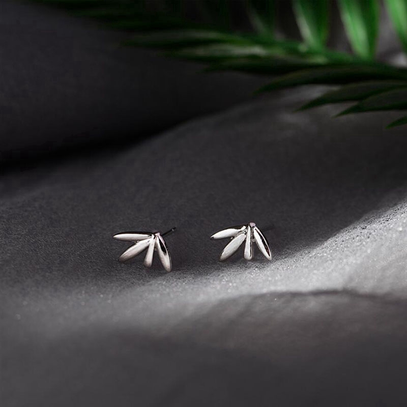 Anting Desain Daun Bambu Warna Silver Gaya Korea Untuk Wanita