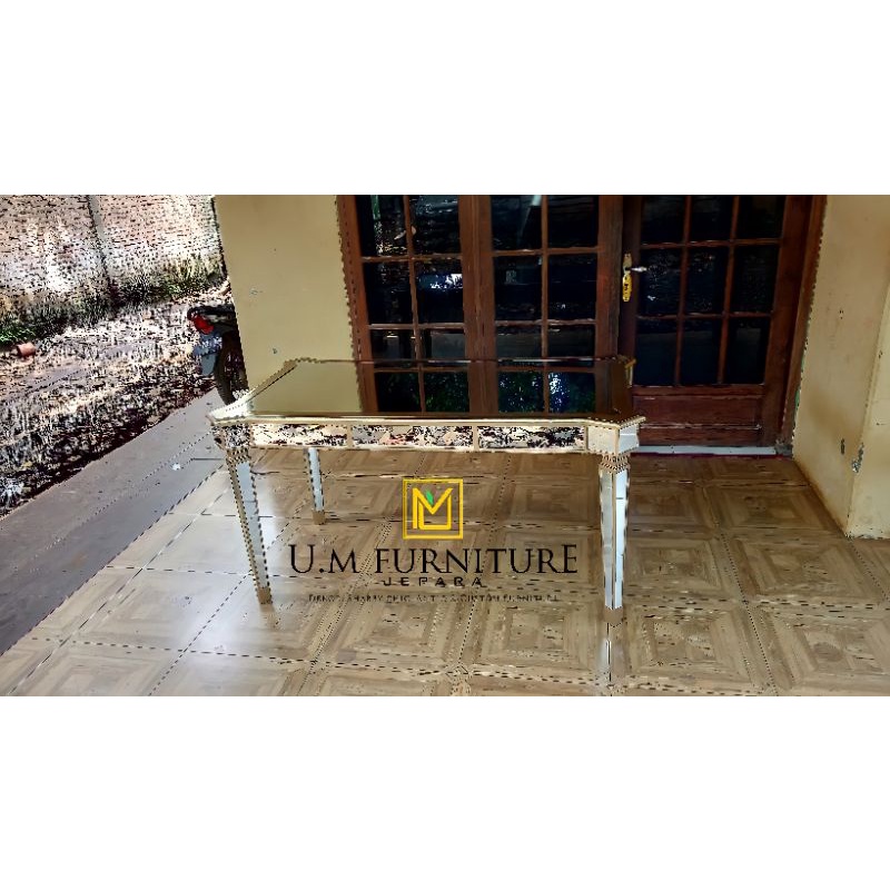 Meja Akad Kaca, Dekorasi pelaminan