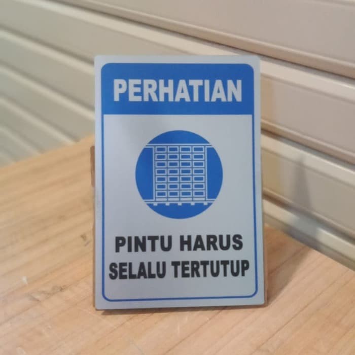 

LABEL PINTU HARUS SELALU TERTUTUP UKURAN 12X18CM
