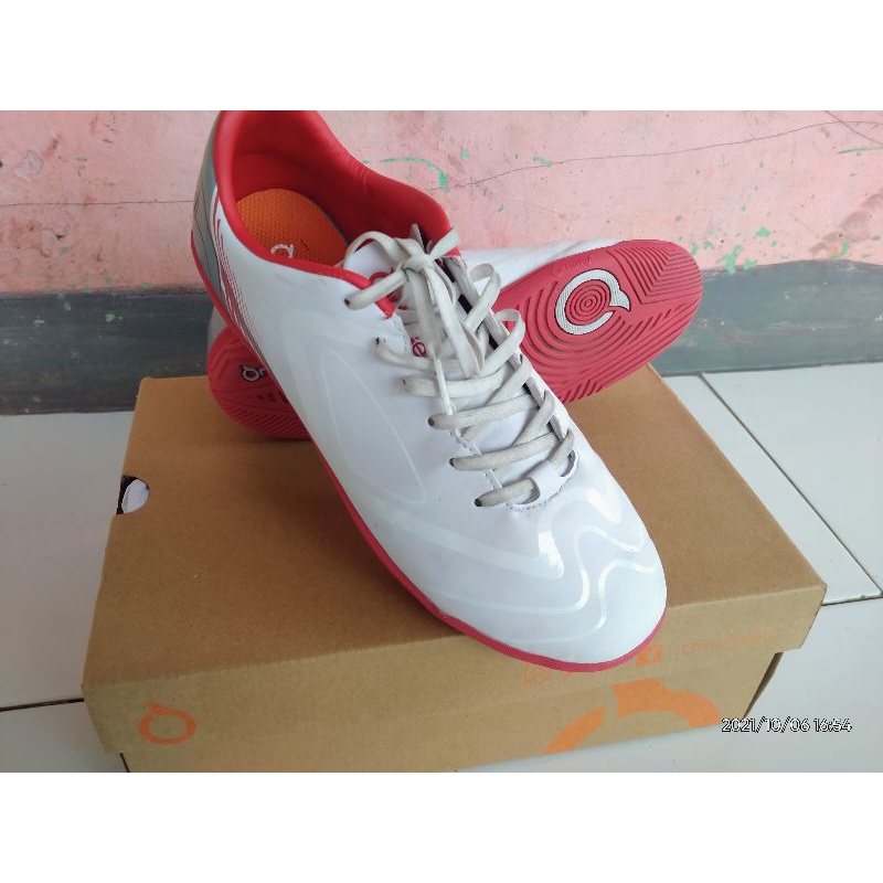 Sepatu futsal Ortuseight Vulcan in white