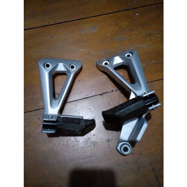 Dudukan footstep belakang pijakan kaki belakang honda revo absolut  blade original