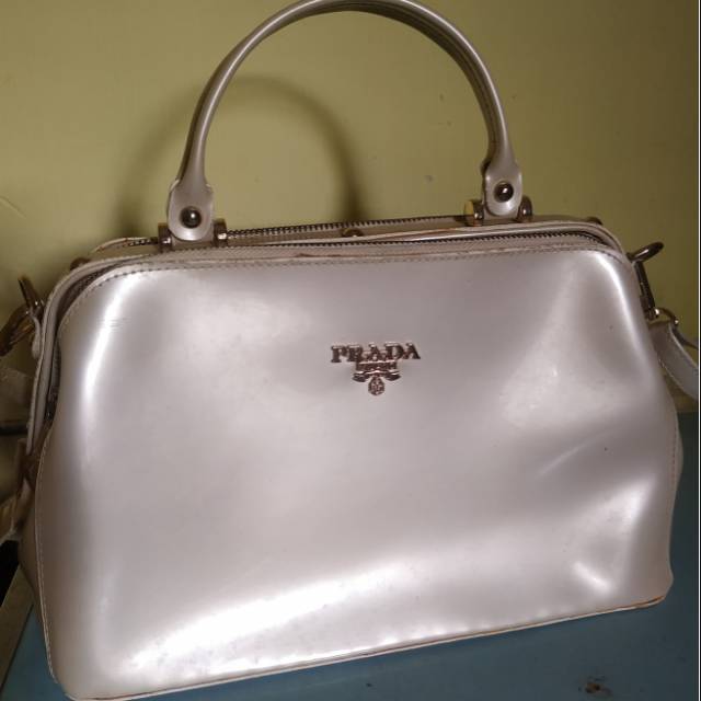 Tas bahu tas tangan wanita merk prada. Tas batam