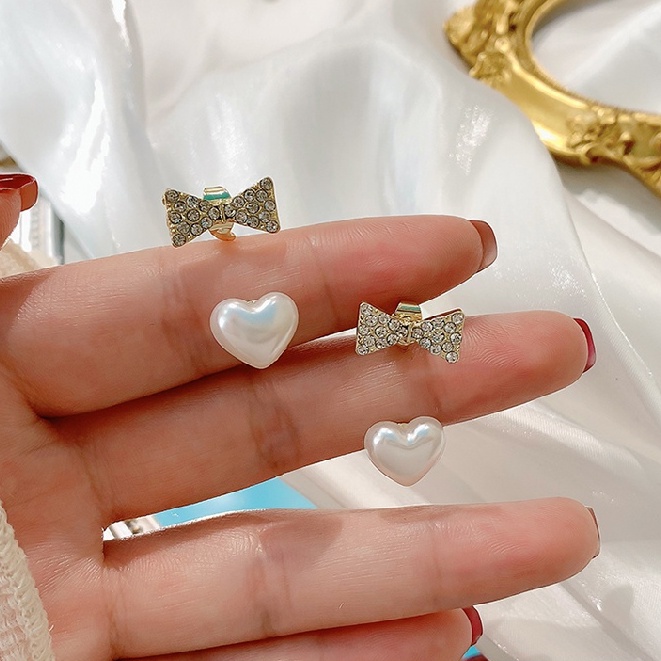 Anting Stud Panjang Aksen Mutiara Bahan Logam Gaya Korea Untuk Wanita