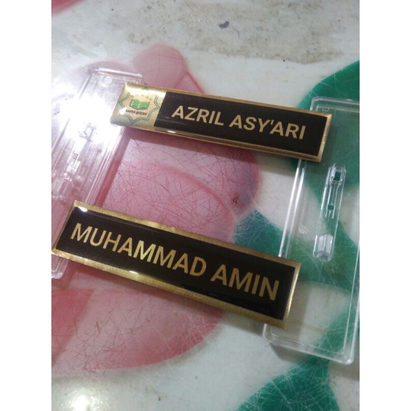 

name tag kuningan peniti