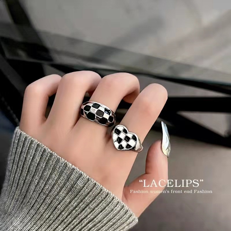 Set Cincin Model Terbuka Desain Hati Dan Papan Catur Warna Silver Untuk Wanita