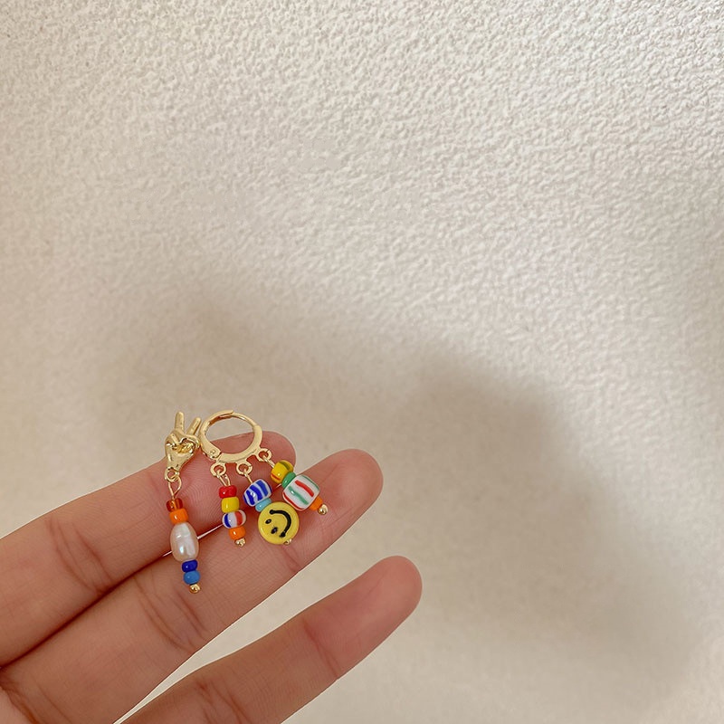 Anting Tusuk Asimetris Motif Smiley Face Aksen Manik-Manik Ala Harajuku Untuk Wanita