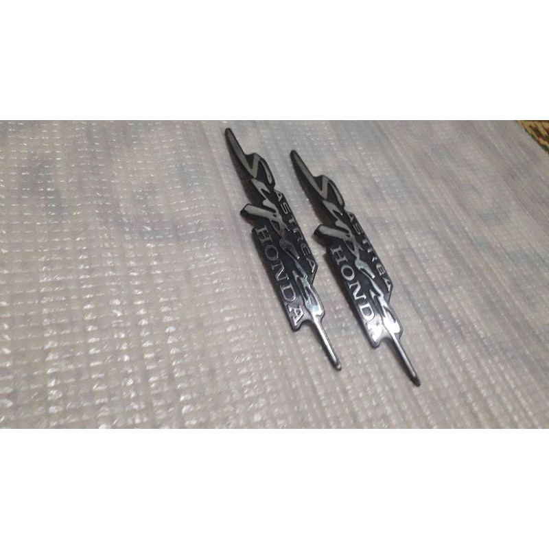 Emblem panel dada tulisan depan Honda supra