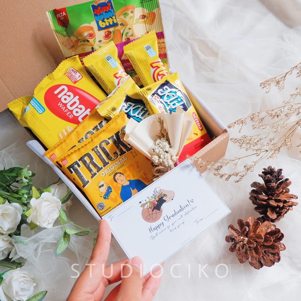 Hampers Snack Box Wisuda Kado Ulang Tahun Cewek Cowok Gift Box Birthday Wedding Graduation Parcel Parcel Snack Hadiah Natal dan Souvenir Ulang Tahun by Studiociko