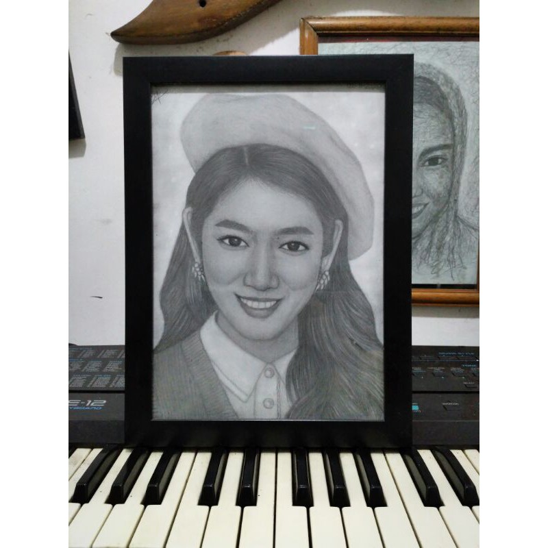 

Lukisan pensil. sketsa wajah park shin hye.