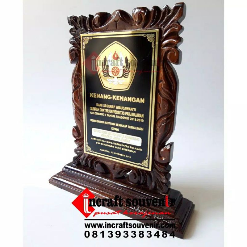 Plakat dan Souvenir Kayu Ukir