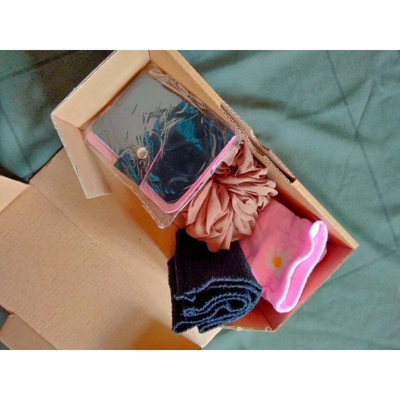 

Hampers Gift Box Untuk Wanita / Kado sidang Paket Biasa
